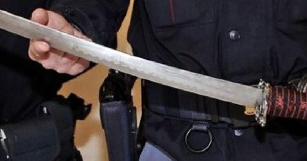 Torino Rumeno Viaggia Con Una Katana Lunga 1 Metro Nel Portabagagli Bloccato E Denunciato 4070