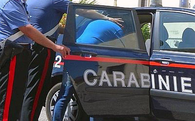 Cacciato dal bar perché ubriaco, torna con pistola e sfascia il locale con un bastone
