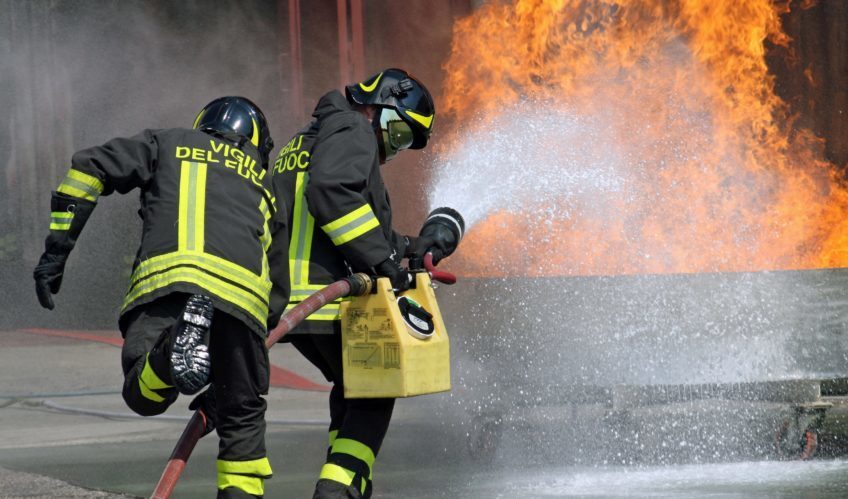 Notte di paura nel Torinese. Incendi e fiamme, evacuati i condomini