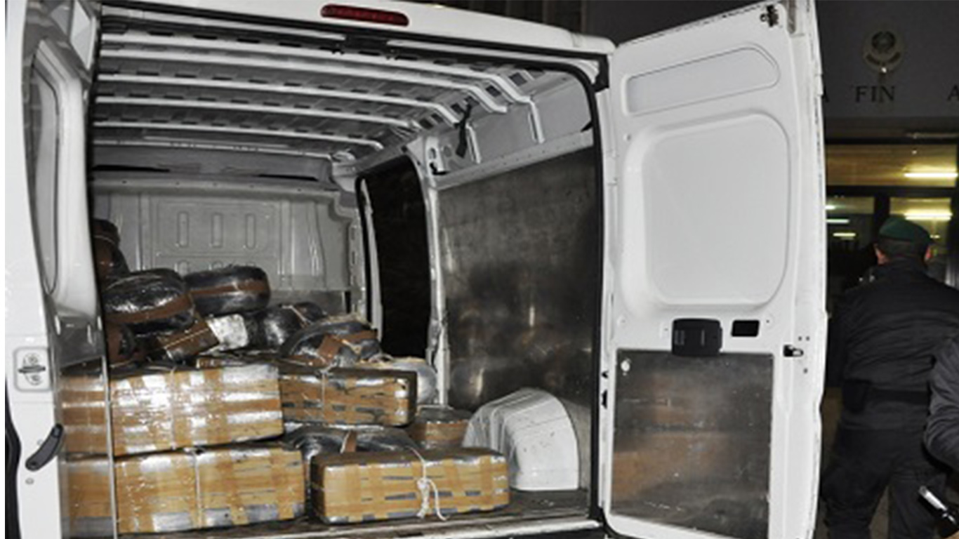 80 kg di erba trovati in un furgone: arrestati due albanesi