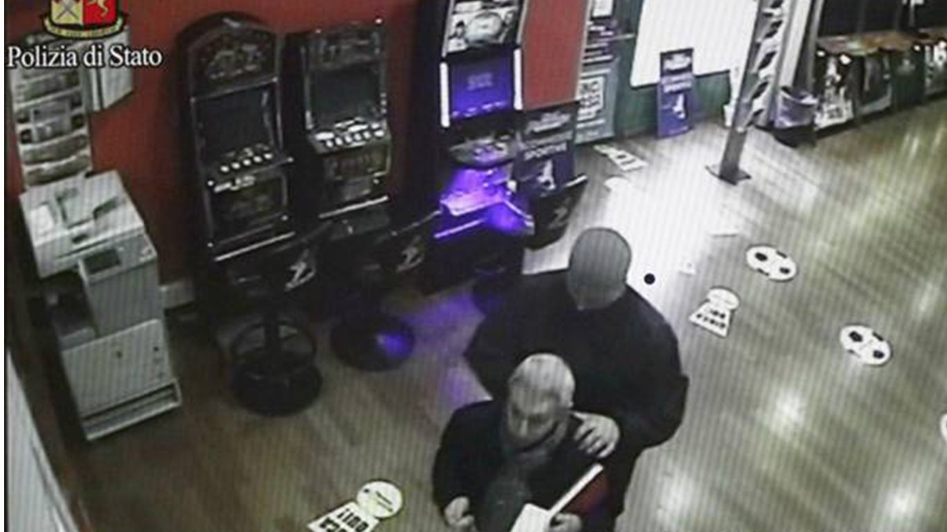 Mettono in scena una finta rapina nella sala scommesse – Due italiani denunciati