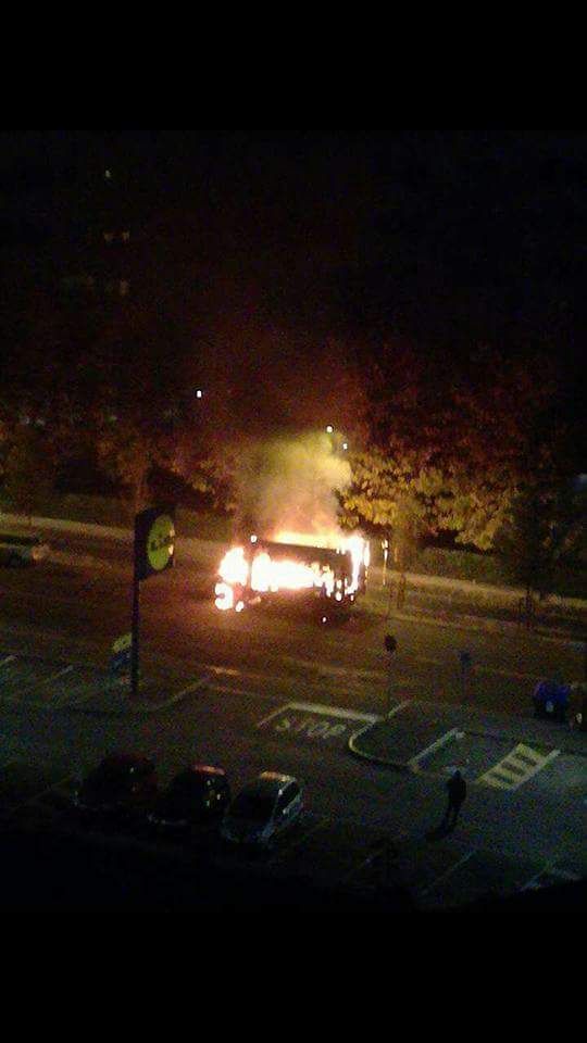 Brucia la notte di Barriera, altro rogo in strada – “Situazione totalmente fuori controllo”