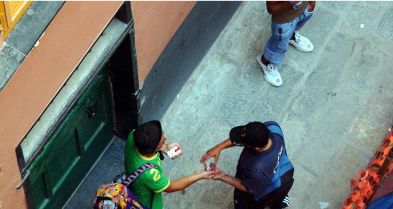 Agenti in borghese arrestano pusher in via Berthollet – Aveva una ventina di dosi di eroina