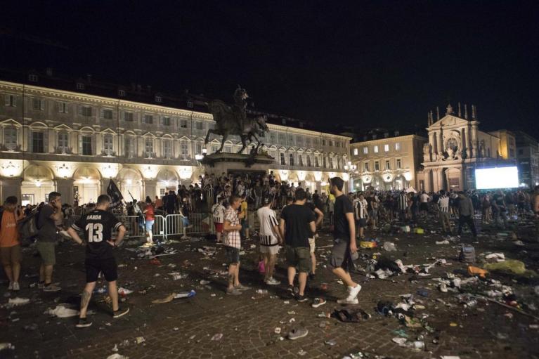 Nuovi particolari sui fatti di piazza San Carlo – “Ho chiamato 20 volte l’Amiat per rimuovere i vetri”