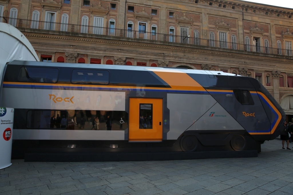 In piazza Castello lo spettacolo dei nuovi treni Pop e Rock – Continua il tour accessibile al pubblico