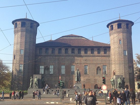 Muore in piazza Castello in mezzo alla folla di turisti e torinesi