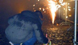 Lascia grosso petardo in strada, arrivano gli artificieri – Uomo denunciato