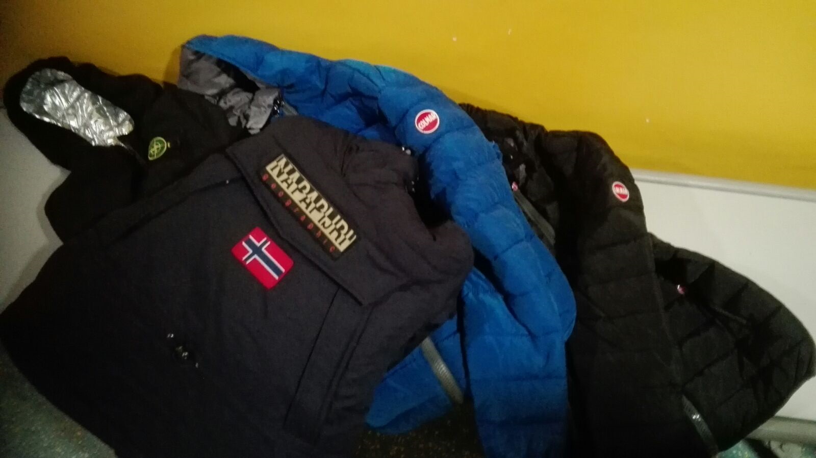 Firme false pesce avariato e pomate medicali al mercato