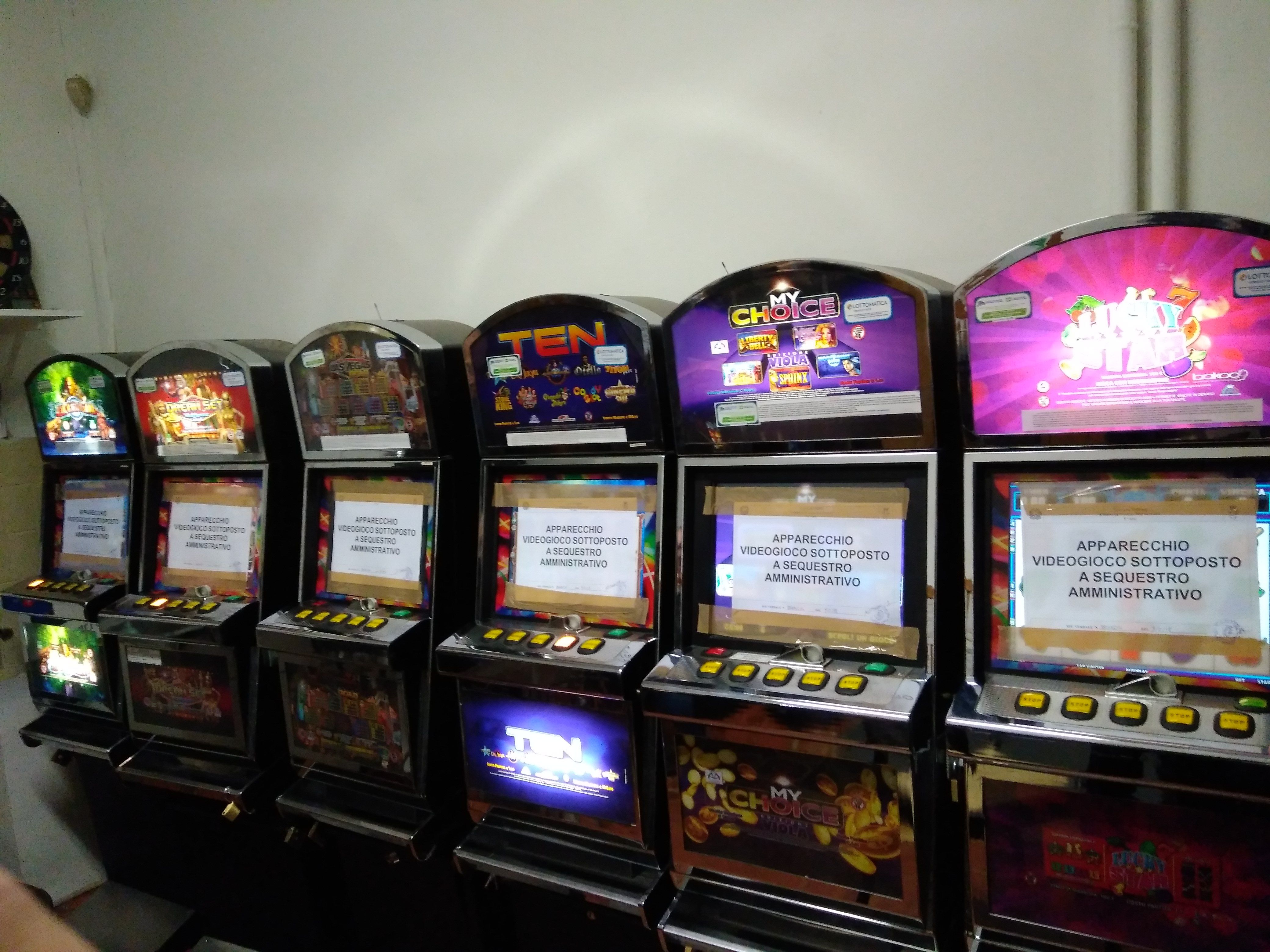 Sequestro slot machine 16.000 euro di multa al titolare del bar