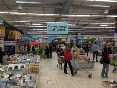 Panico al Carrefour di via Madama – Ragazzi spruzzano spray urticante e fuggono