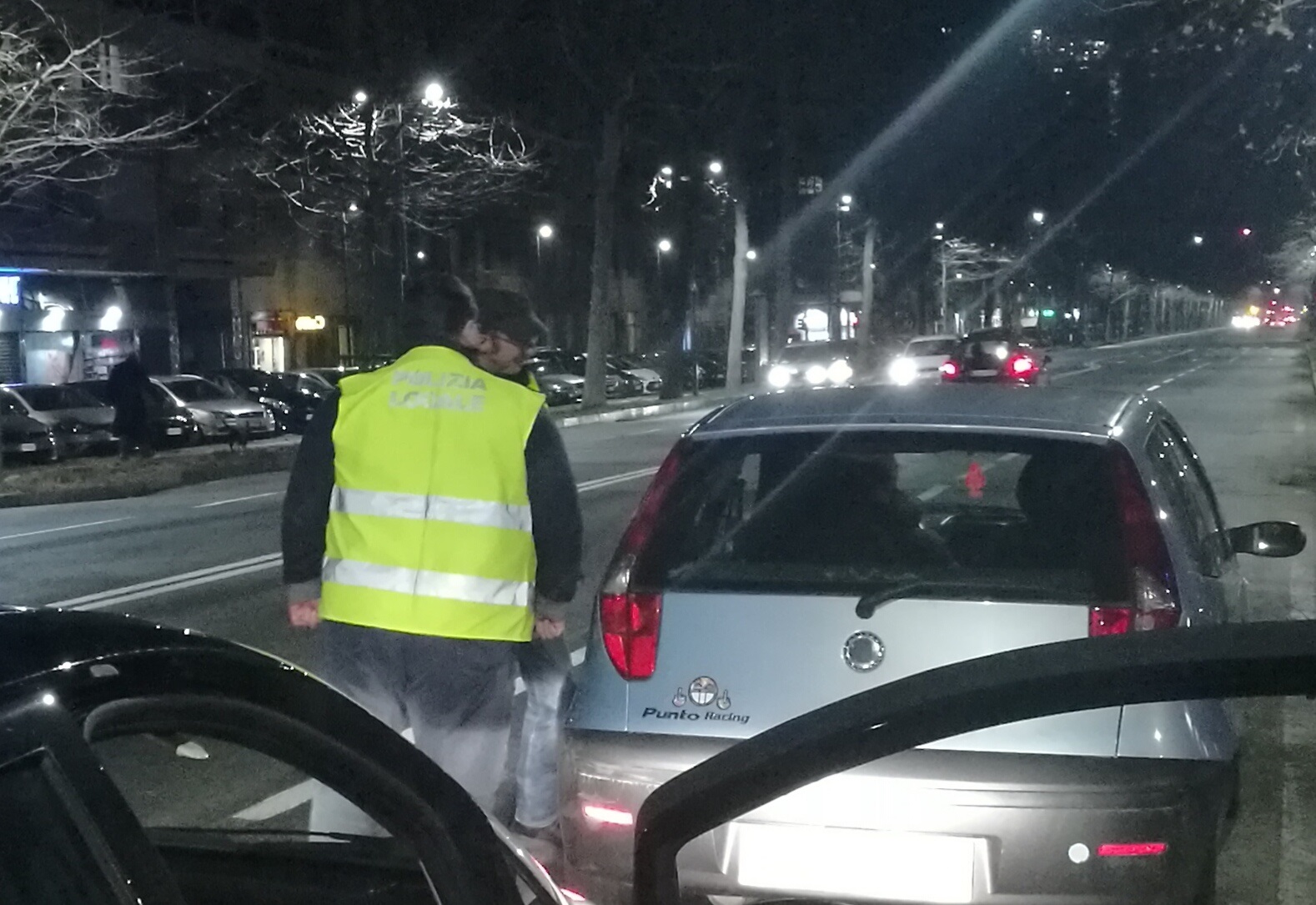 Sorpassi a tutta velocità ai semafori rossi – Maxi multa ad automobilista a Torino