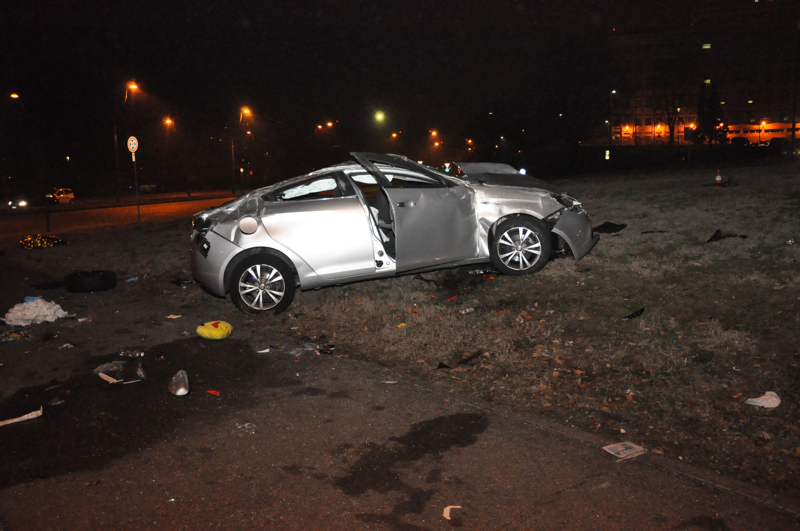 Si ribalta con l’auto in corso Unità: grave al Cto