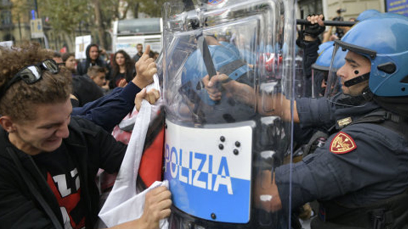 Blitz della polizia per gli scontri davanti al carcere delle Vallette – Arrestato un antagonista