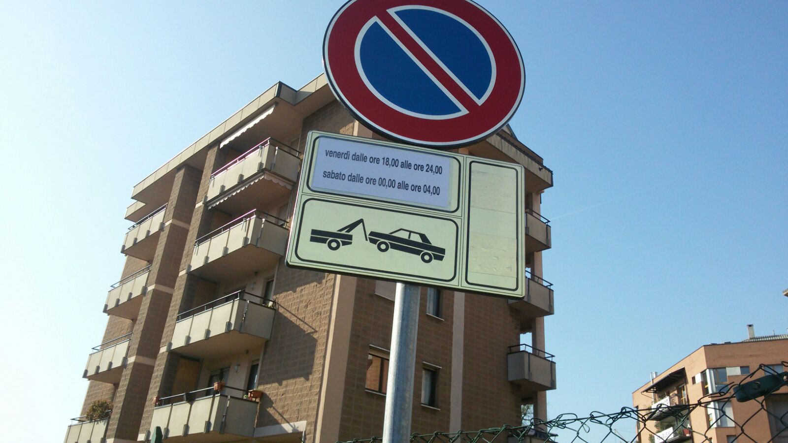 Suk, nuova beffa per i residenti – “Inaccettabili i cartelli di divieto di parcheggio per i cittadini”