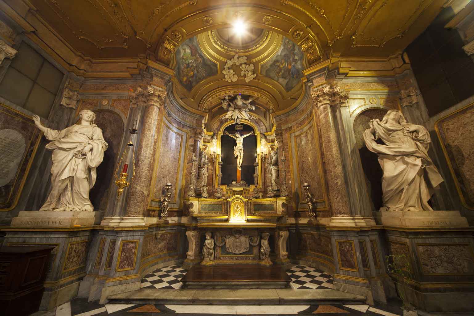 Panico al Duomo – Un uomo con problemi psichici si arrampica su altare maggiore