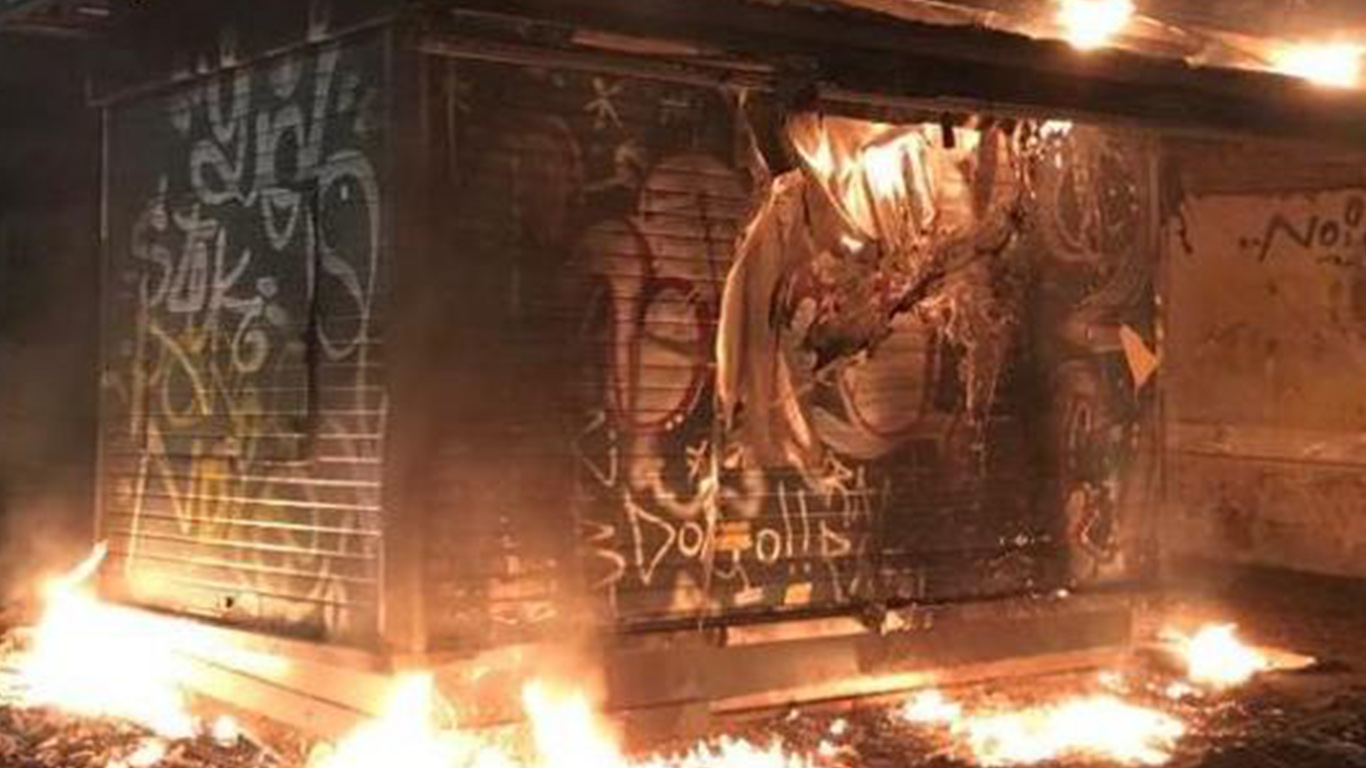 In fiamme “l’Edicola degli artisti” di corso Vercelli – Il gesto di un piromane ferisce tutto il quartiere