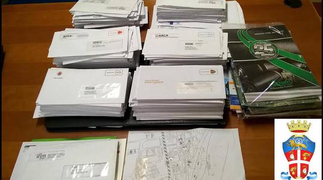 Trovato con 400 kg di posta in casa – Il corriere si giustifica “Non mi pagavano abbastanza”