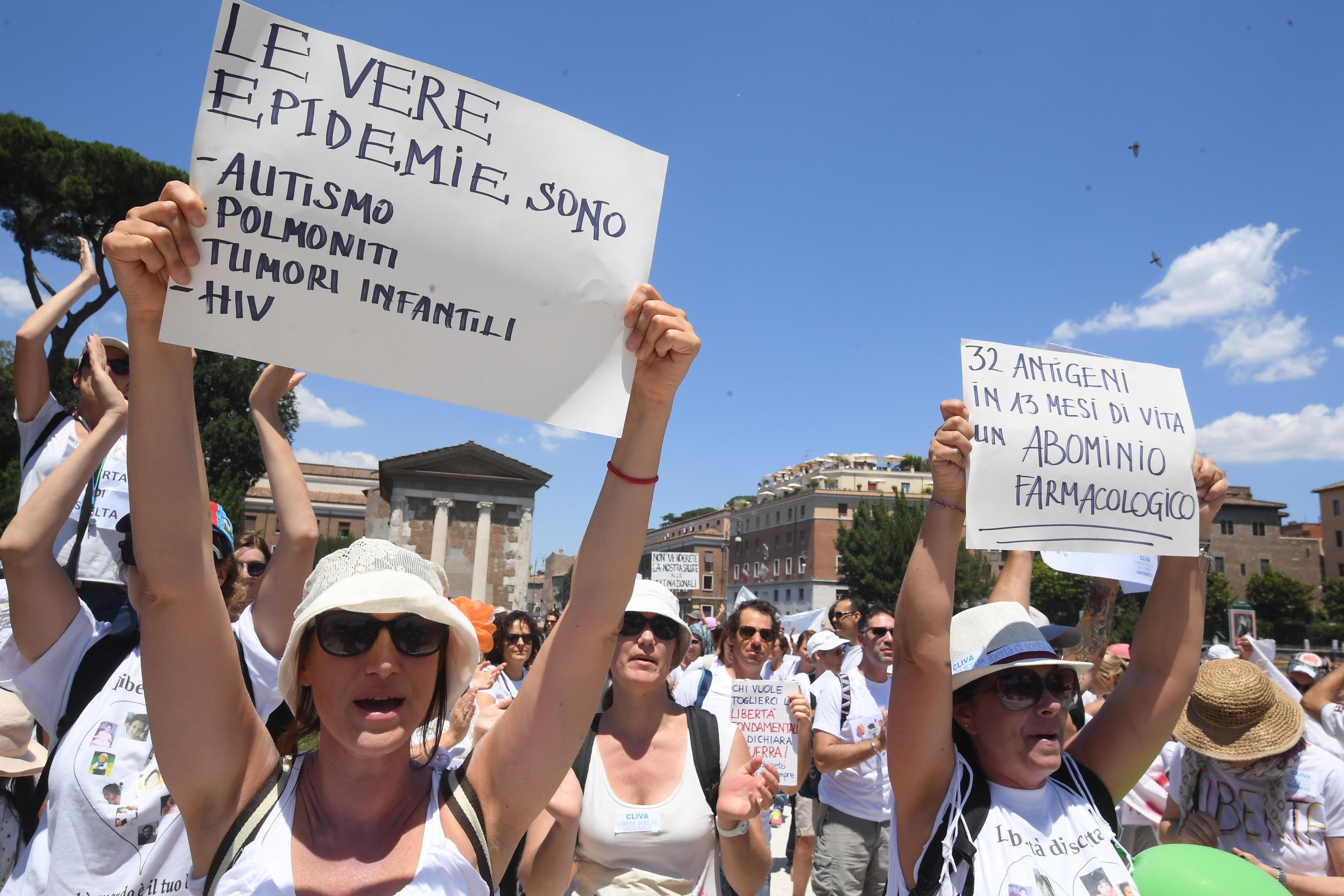 Corteo No  Vax – “Libertà di scelta. No ai bimbi allontanati dalle scuole”