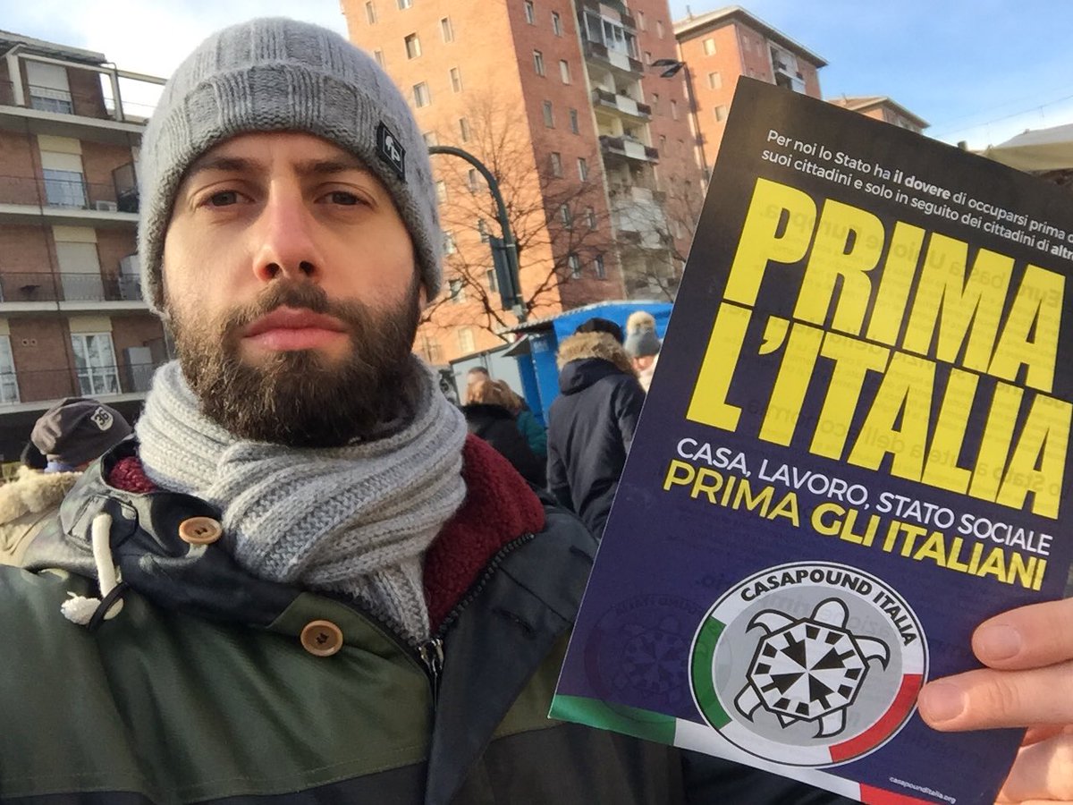 Pugno in faccia al leader di Casa Pound da un suo militante durante un presidio di protesta