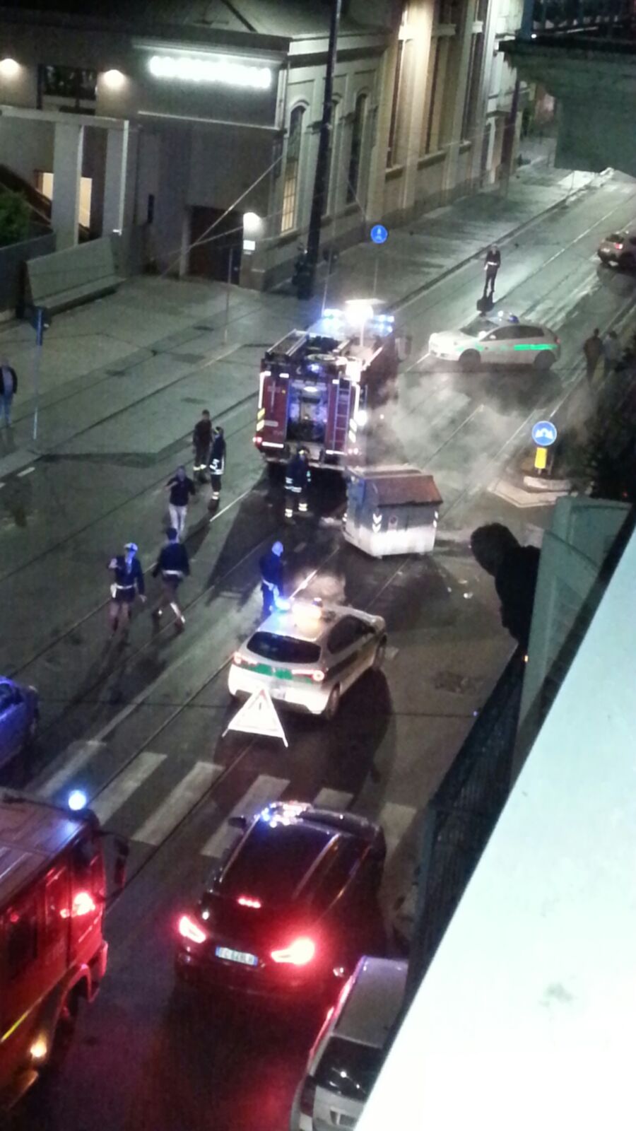 Forti esplosioni nella notte davanti alla Lavazza  “Persone terrorizzate” – LE FOTO