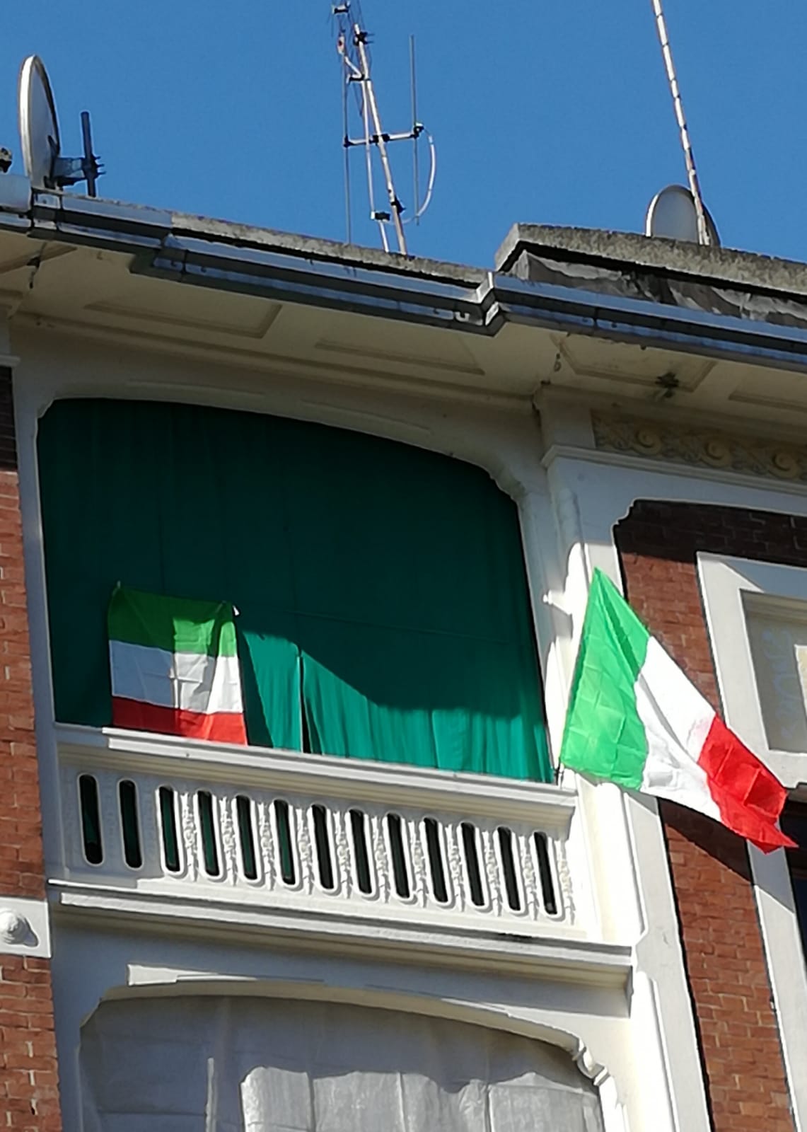 Continua l’iniziativa BarrieraTricolore – Sempre più numerose le bandiere alle finestre “Combattiamo il degrado”