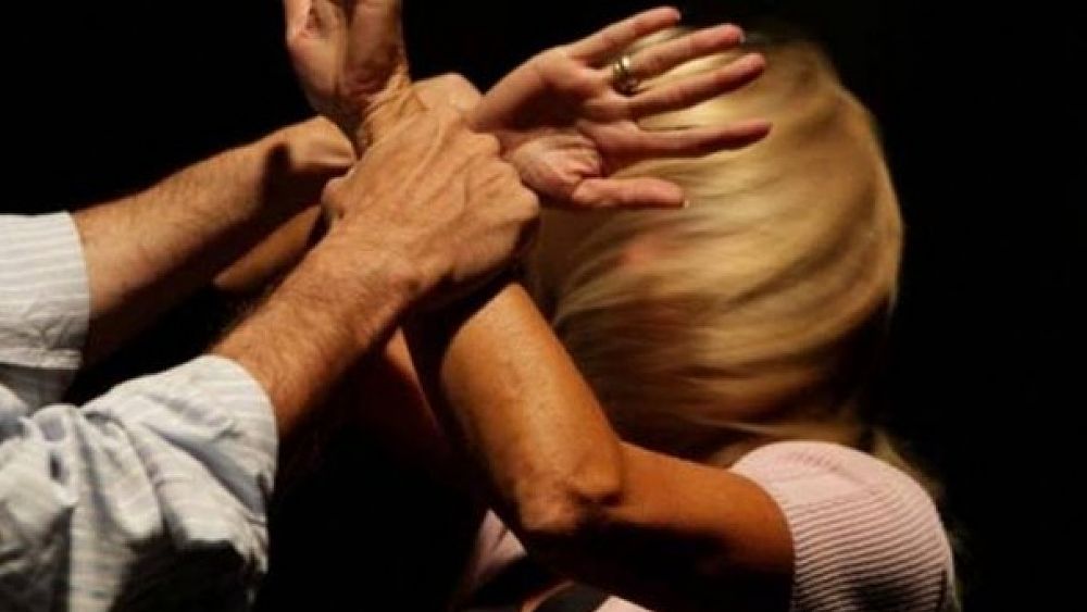 Ubriaco aggredisce compagna con l’acido – La donna gli strappa l'”arma” e gli getta l’acido addosso