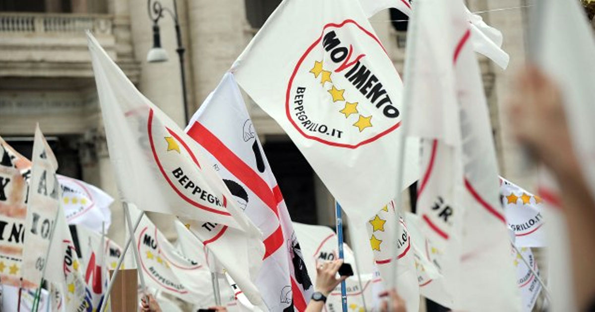 5 Stelle in piazza a Torino contro Mattarella  “Questa non è democrazia”