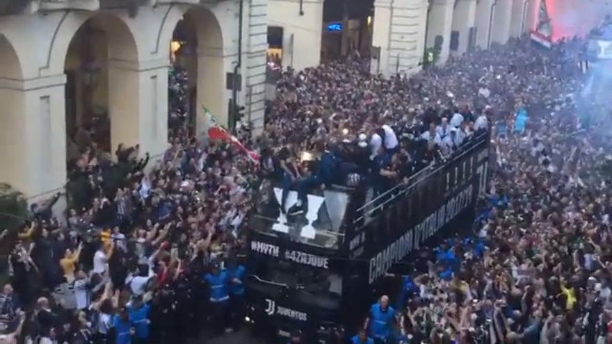 Due feriti gravi alla festa della Juve – Pullman di tifosi si aggancia ai cavi del tram