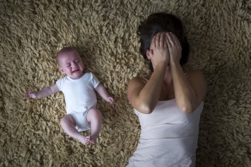 Madre dà da mangiare alla sua bimba, poi si accoltella a morte – La tragedia a Rivoli