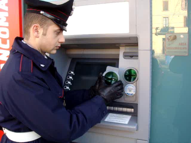 Nonno tecnologico fa arrestare i ladri di bancomat a Torino – Due nomadi in manette