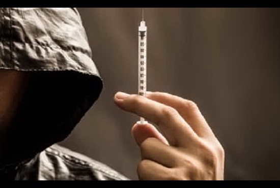 Con una siringa insanguinata tenta la rapina in Hotel di lusso – Arrestato