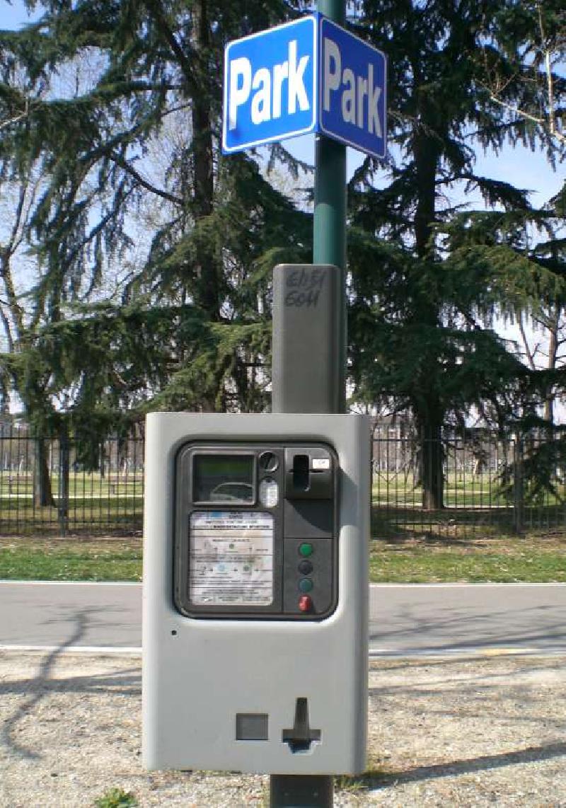 Si intascava le monete del parcometro del centro dopo averlo manomesso – Arrestato rumeno