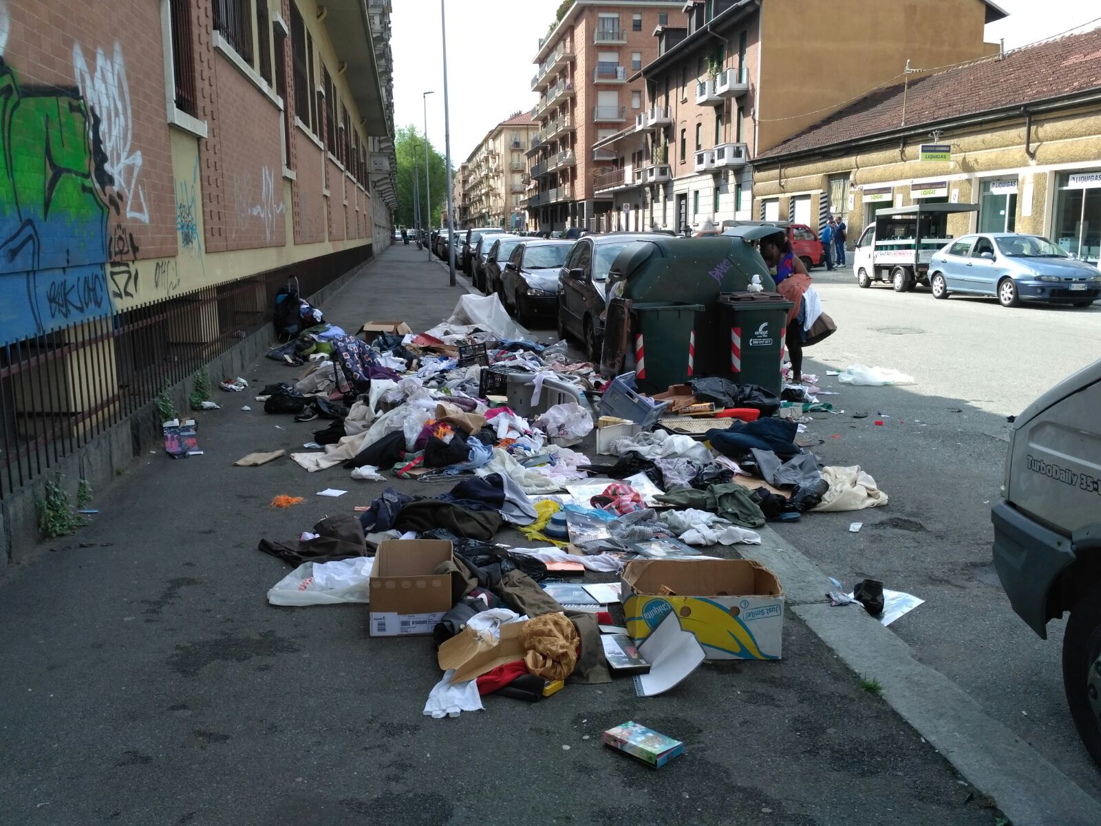 Emergenza suk: “ E’ uno scempio fuori controllo, vogliamo risposte dal Comune!” FOTOGALLERY