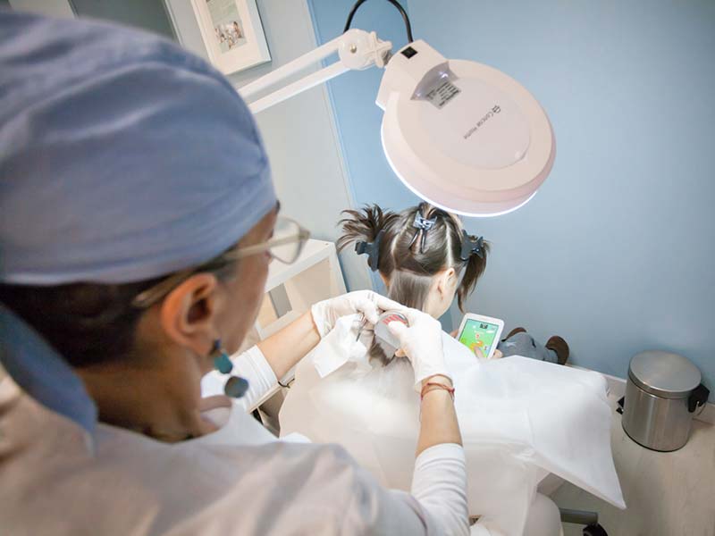 Il nuovo business a Torino? Togliere i pidocchi a bimbi e teenagers: inaugurato un centro