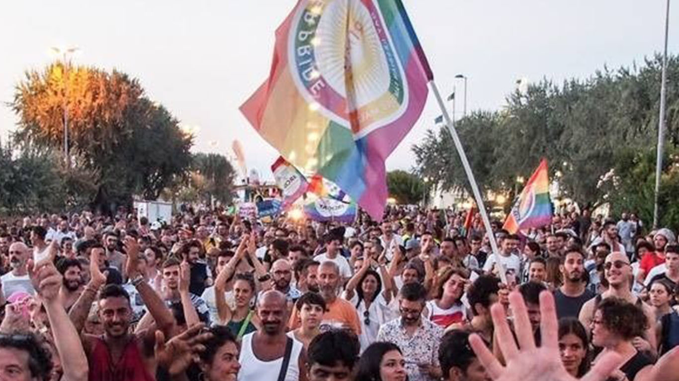 Gay pestato brutalmente – Torino si ribella con una manifestazione “Contro ogni intolleranza!”