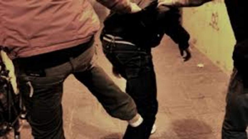 Violenta rissa tra bande di ragazzini – Maschi e femmine coinvolti dopo lite su whatsapp