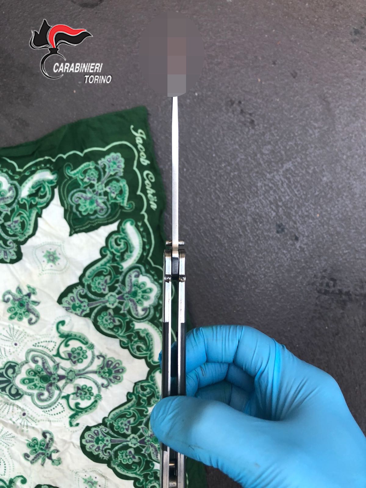 Litigano per il cane e finisce a coltellate – 40enne gravemente ferito