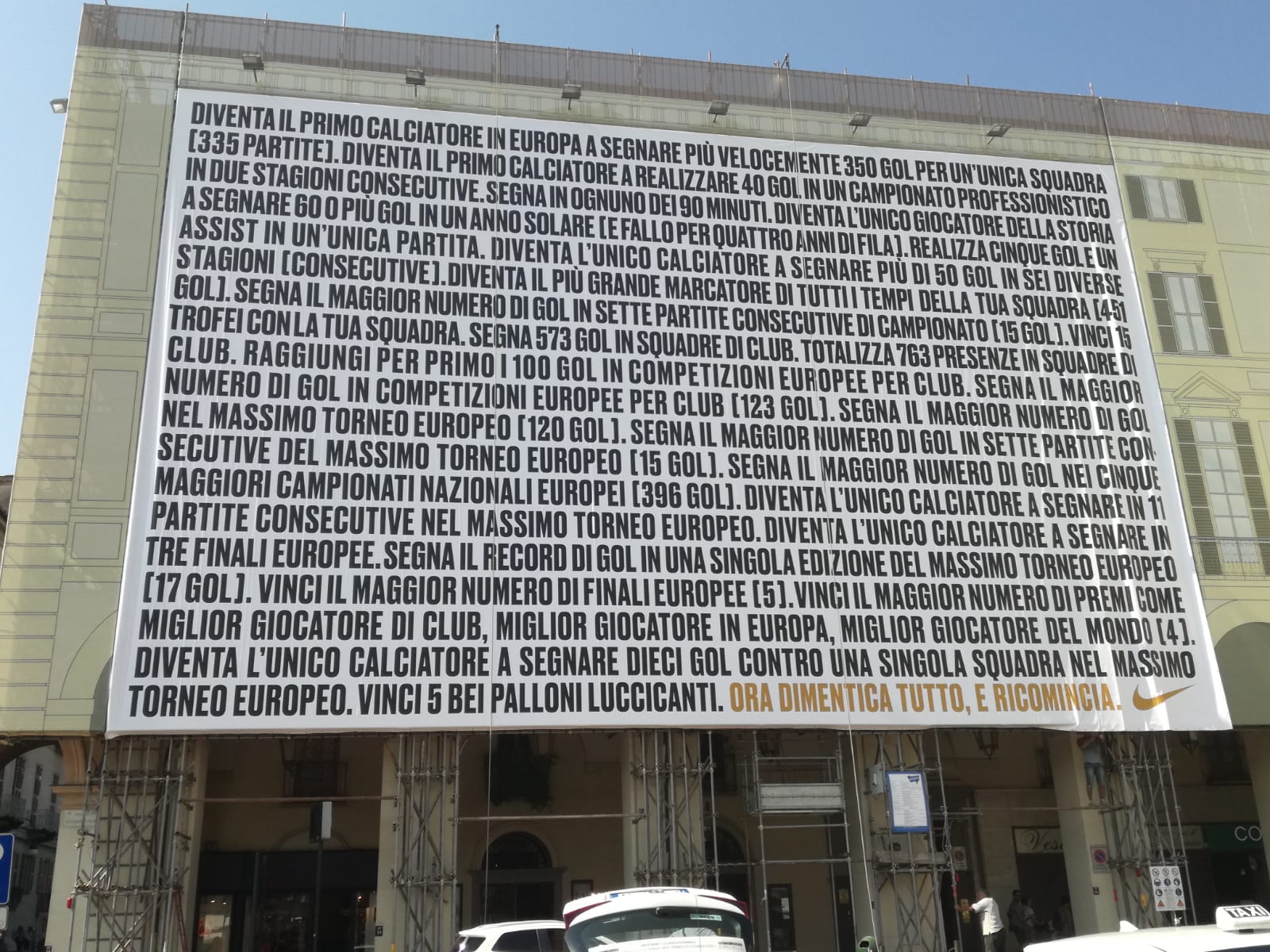 “Ronaldo, dimentica tutto e ricomincia!” Lo speciale augurio in piazza Vittorio per l’esordio del Campione