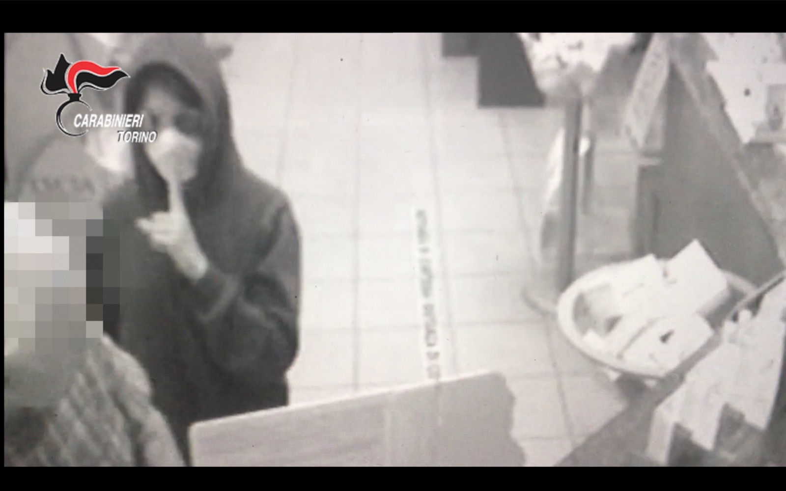 Banditi violenti, smascherati dalle telecamere – Terrore delle farmacie a Torino