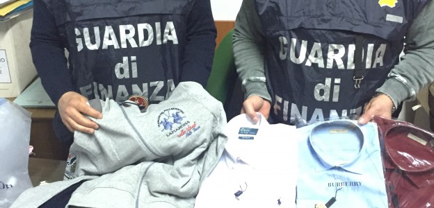 Vende abiti per beneficenza ai disabili ma si intasca i soldi – Denunciato presidente di ente No profit