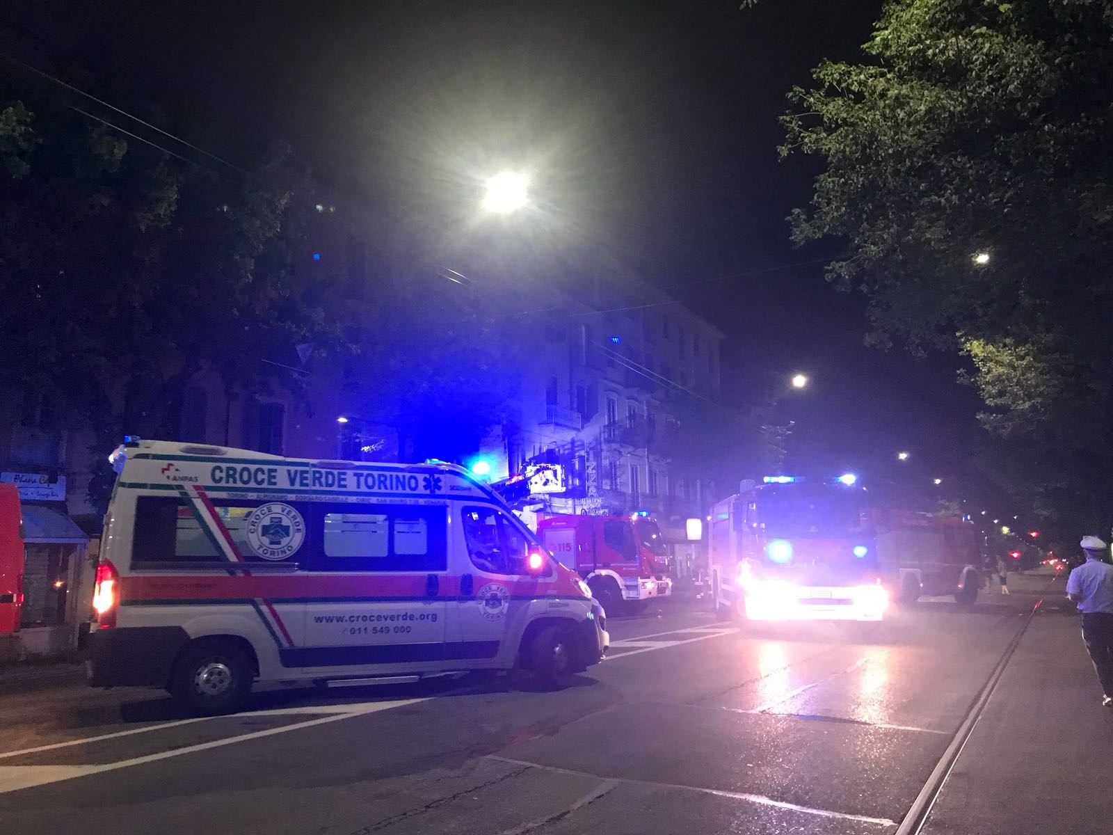 Paura in via Belgio a fuoco un alloggio: un ferito