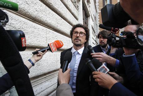 “Un plotone di esecuzione contro la Tav” – Nuovo attacco a Toninelli sull’Alta Velocità