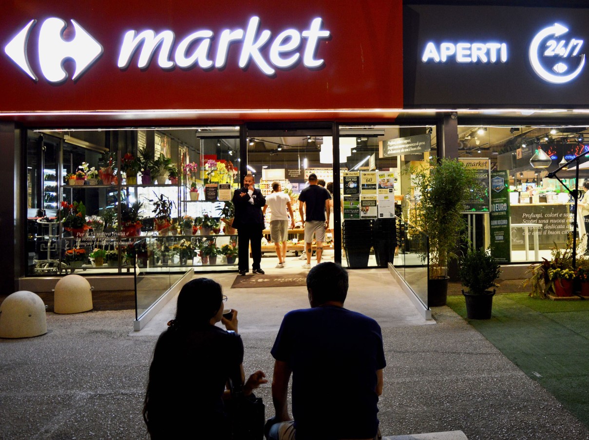 Minaccia di morte l’addetto al Carrefour – Tentativo di rapina in un supermarket 24 ore