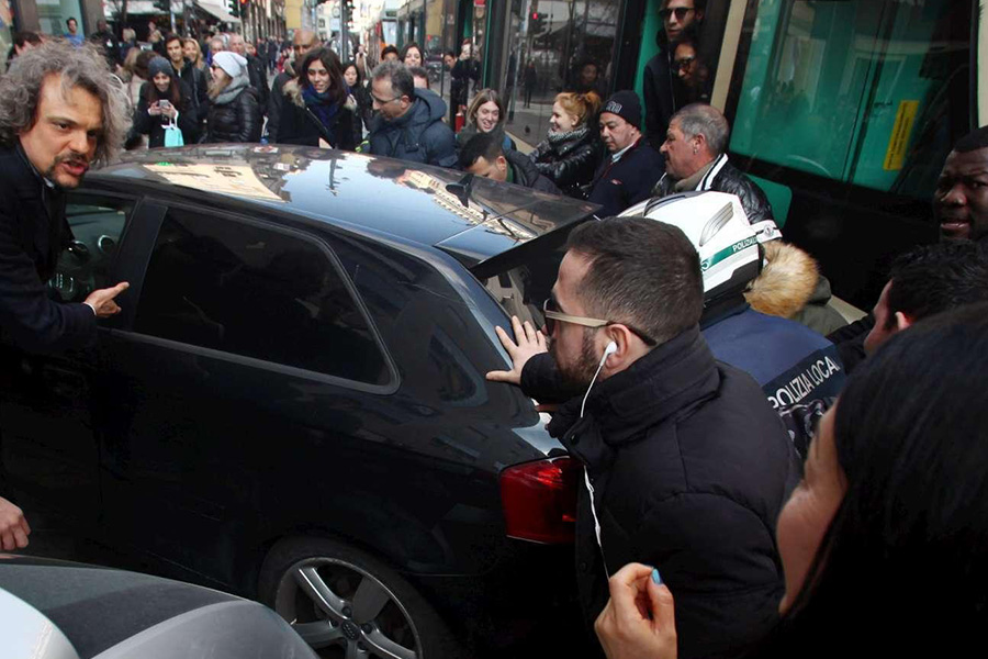 Auto blocca tram, Appendino attacca: “Centro storico non è fatto per le auto”