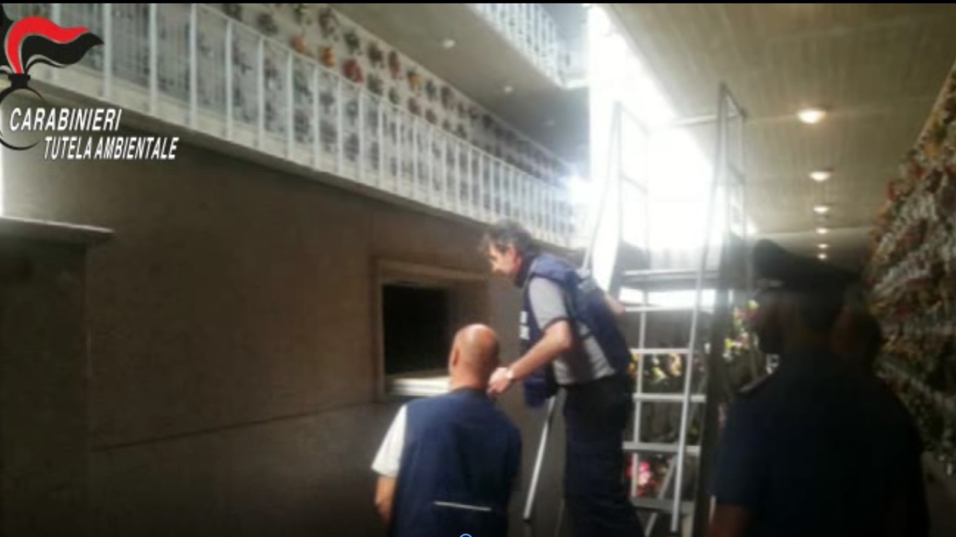 Nuovo scandalo nei cimiteri – Rifiuti negli ossari e altre violazioni