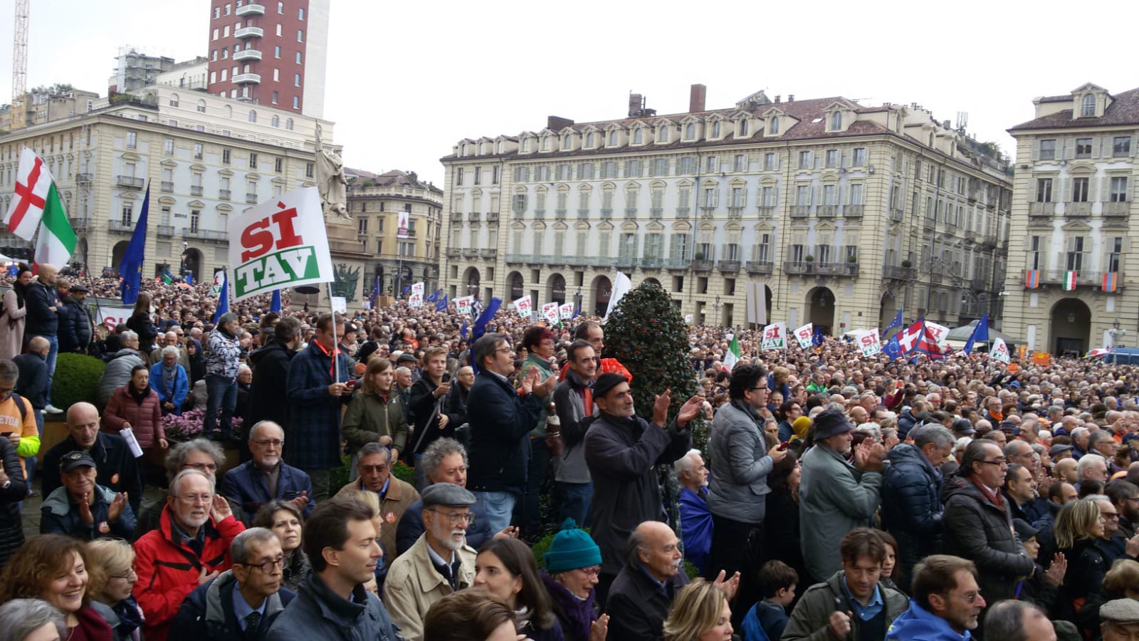 L’Onda Si’ Tav riempie Piazza Castello – “Da oggi nulla sarà più come prima”