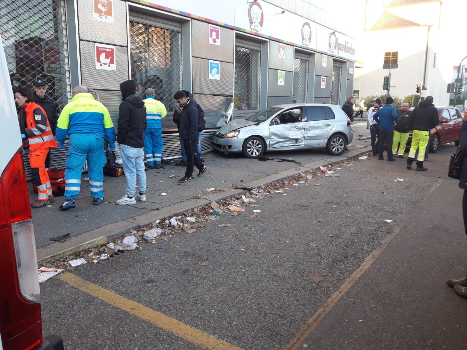 Grave incidente stradale in via De Sanctis – Donna investita da un auto