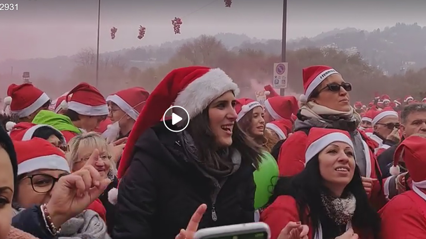 20.000 babbi Natale – Invasione da record a Torino, Appendino e Chiamparino ballano per beneficenza
