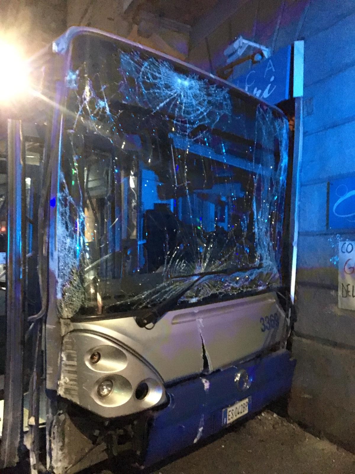 L’autobus della movida si schianta contro un’auto – 8 ragazzi all’ospedale
