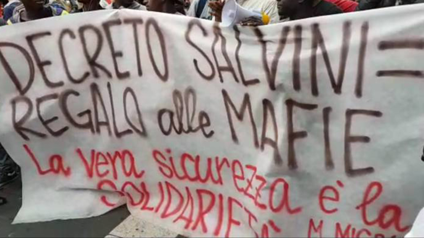 Nel centro di Torino il corteo contro il decreto Salvini – Numerose forze di polizia e carabinieri impegate